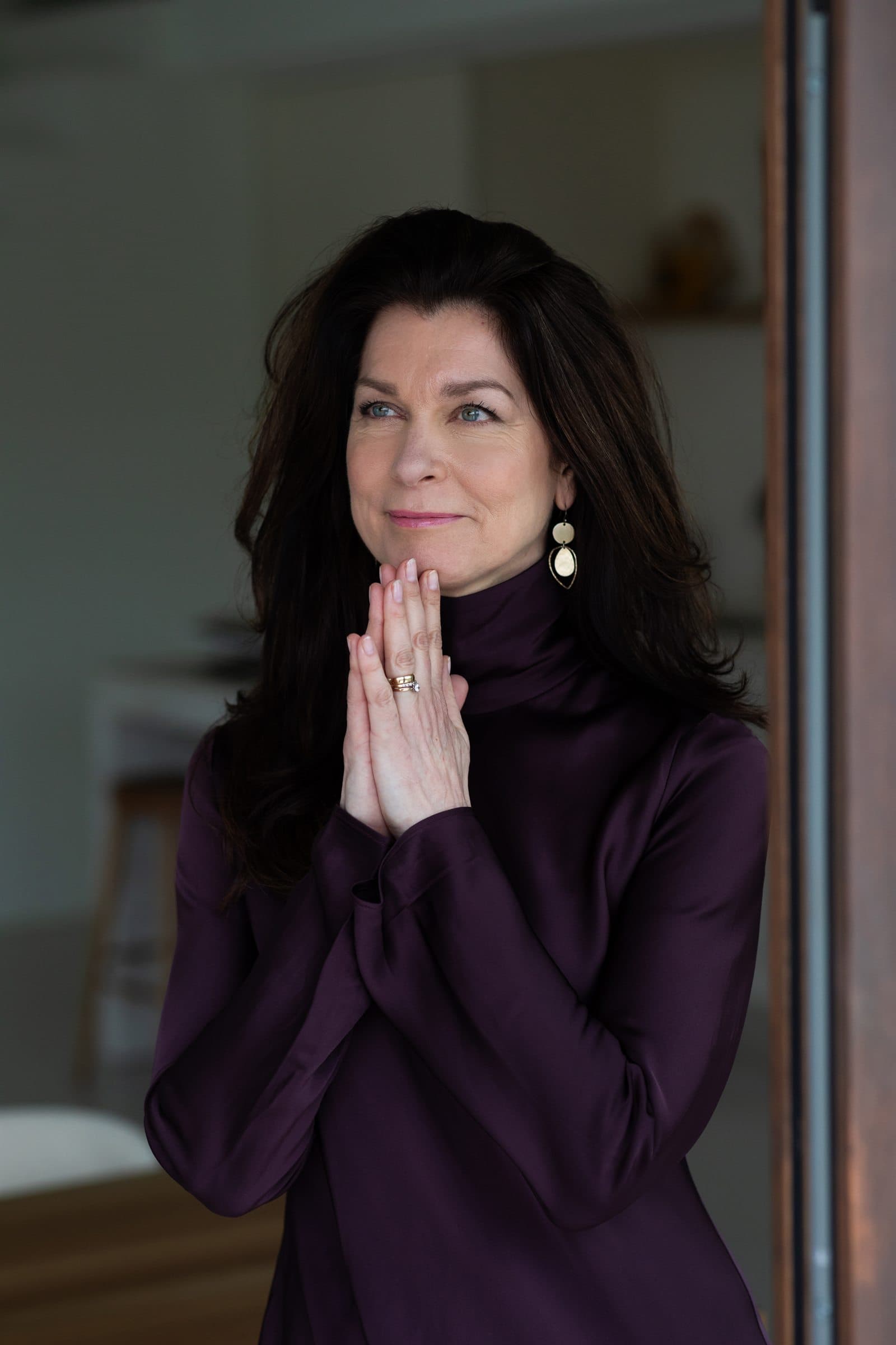 Mariska de Kleijne, executive coach, met de handen samen