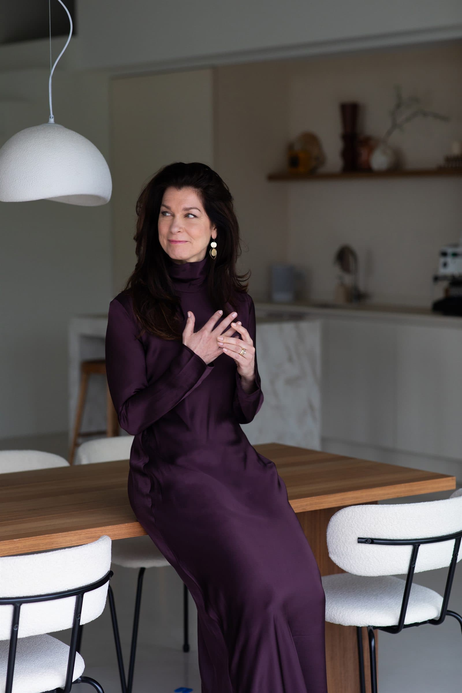 Mariska de Kleijne aan tafel, teamcoach voor directieteams en raden van bestuur