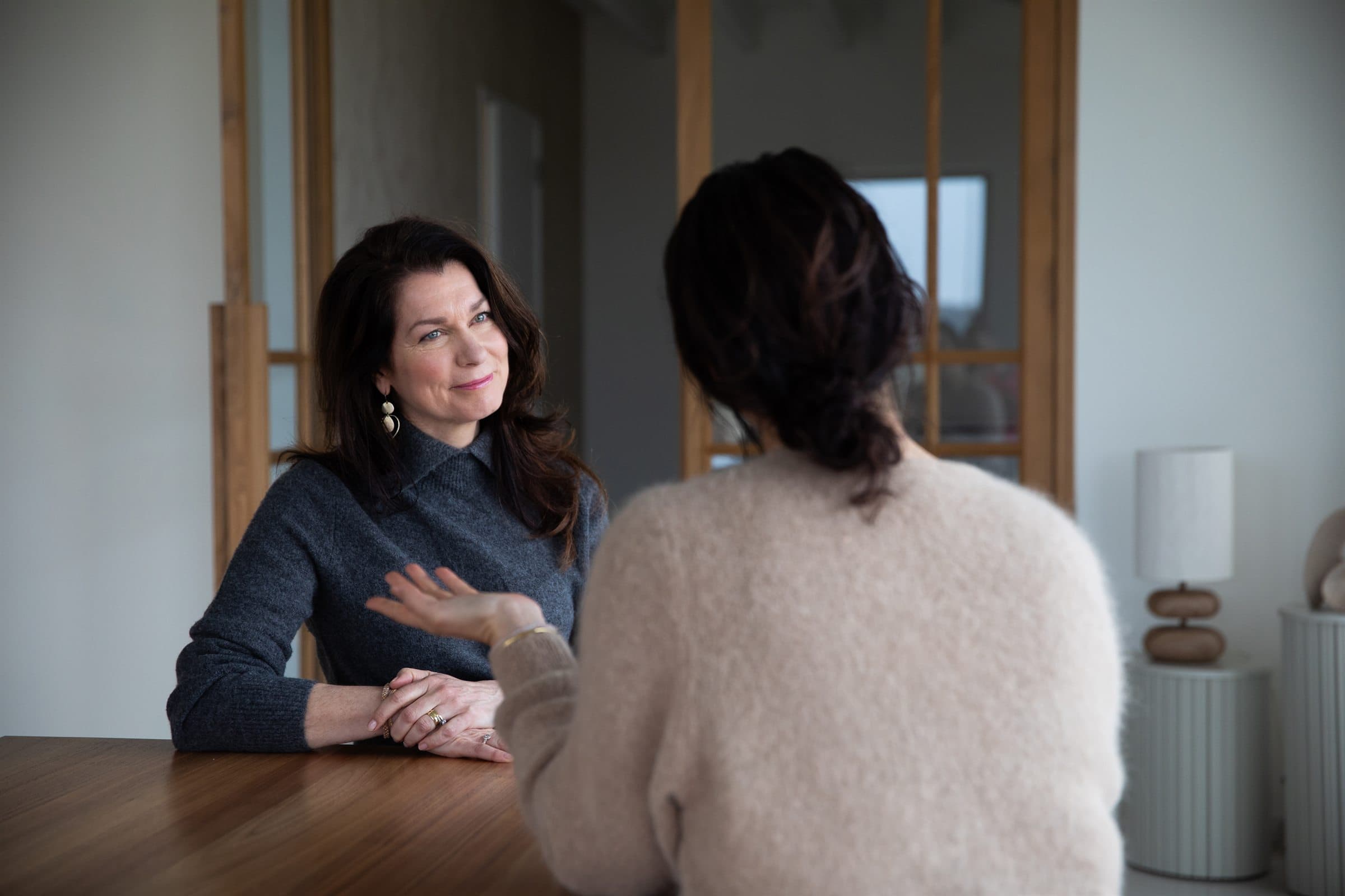 Mariska de Kleijne in gesprek met een coachee in haar werkruimte