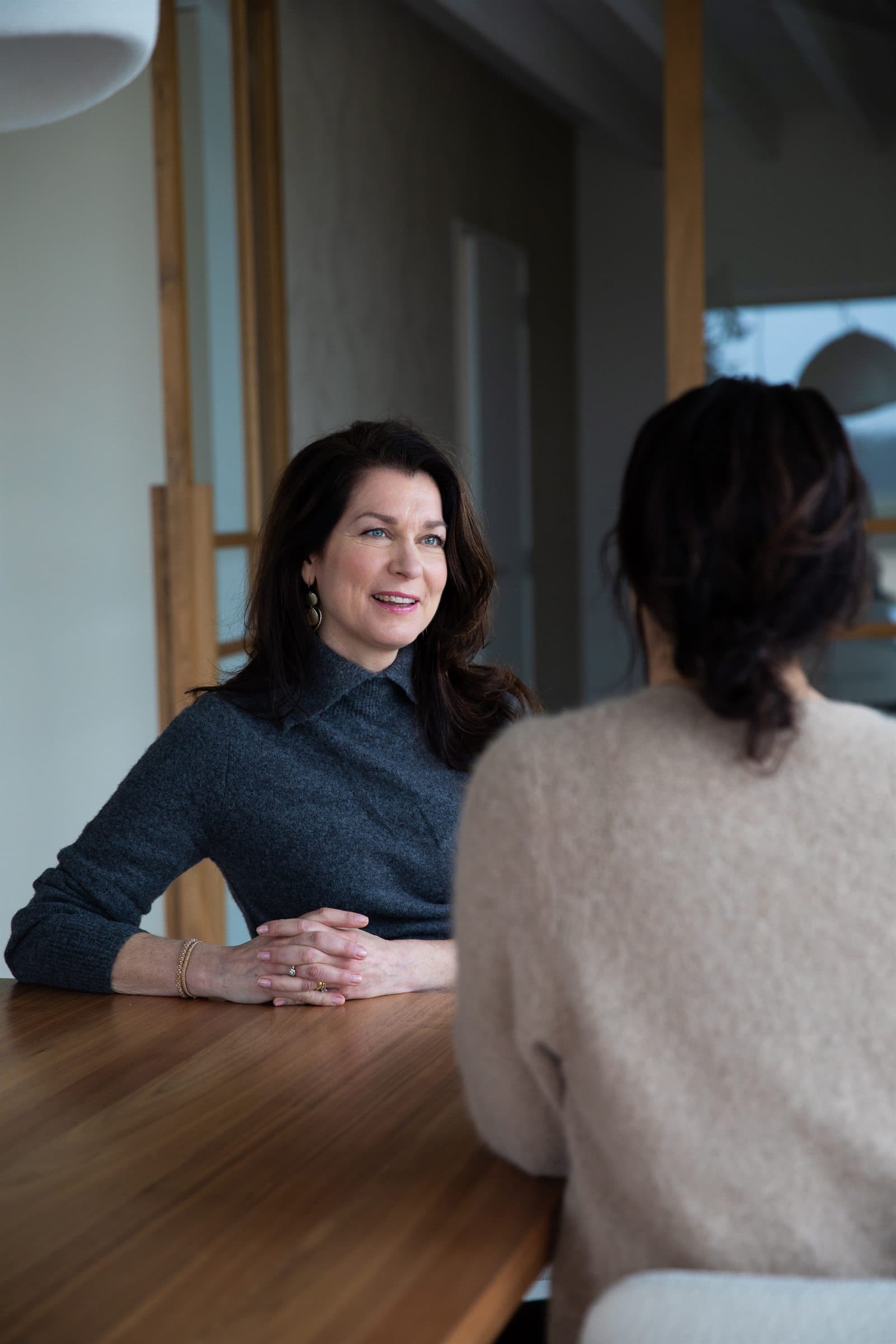 Mariska de Kleijne in gesprek met een coachee aan tafel